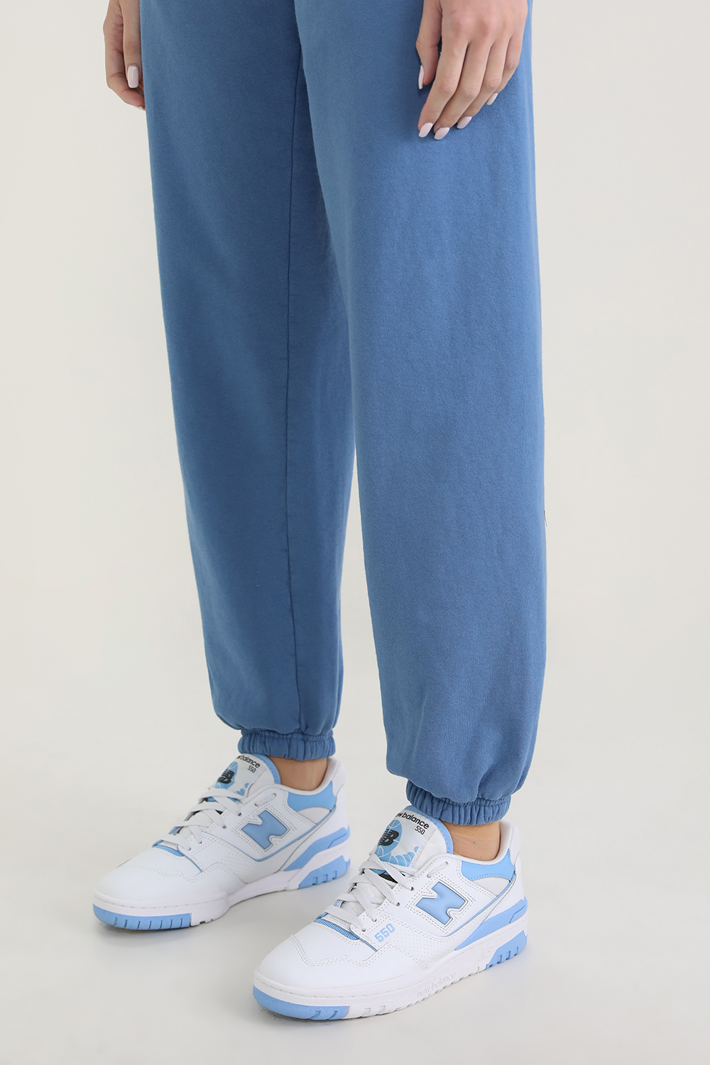 תמונת כל הלוק של נעלי סניקרס 550